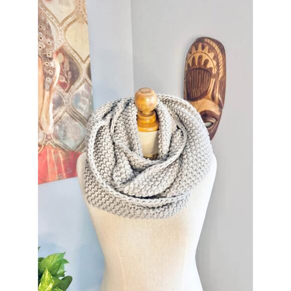 Handmade Gray Chunky Knit Infinity Scarf - Picture 4 of 5